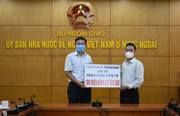 Overseas Vietnamese in Canada makes donation to support COVID-19 fight